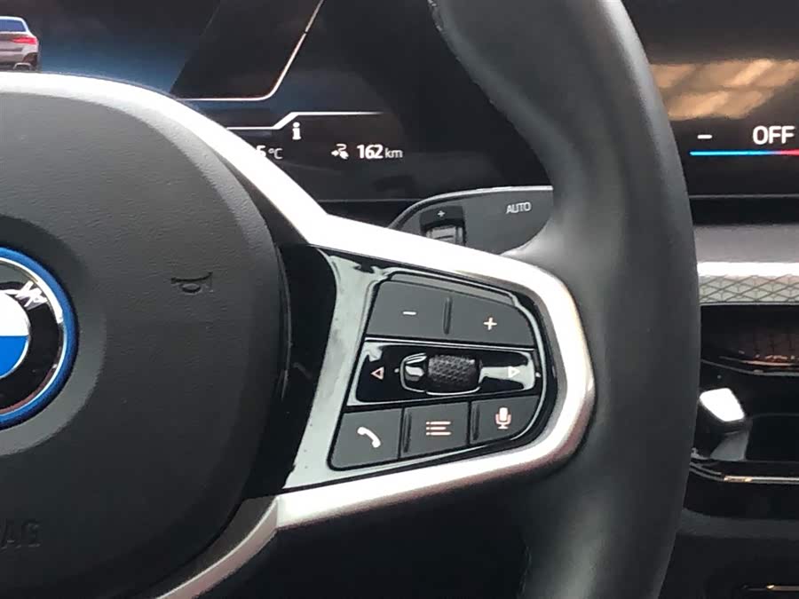 BMW i4 2025 car image #17