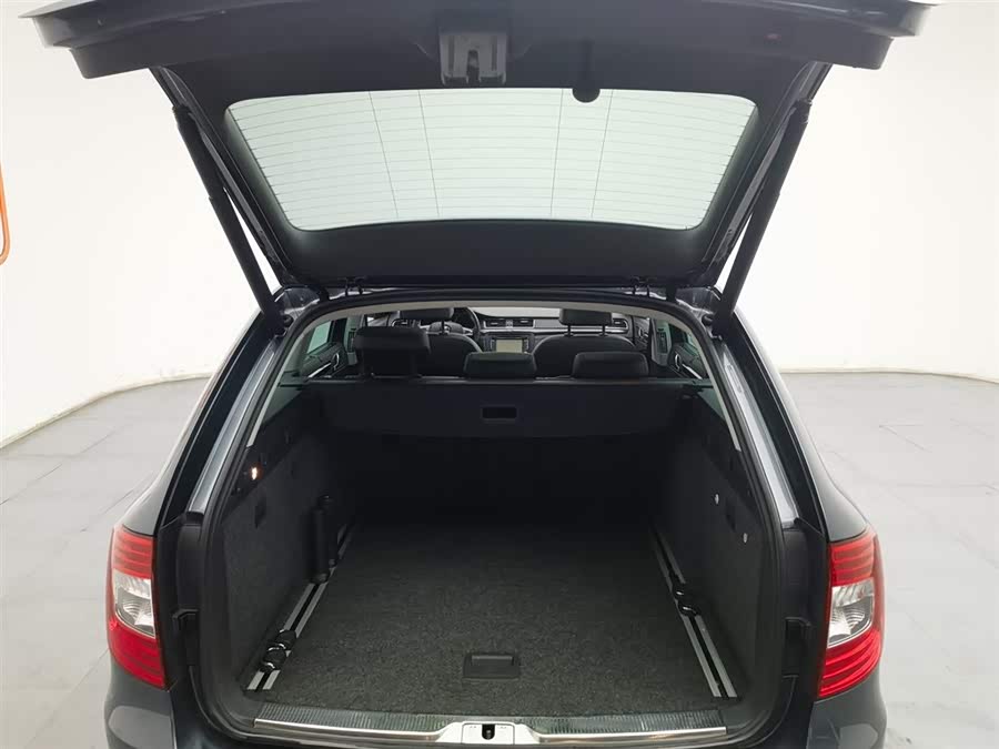 Skoda Superb Combi 2014 immagine di auto #17