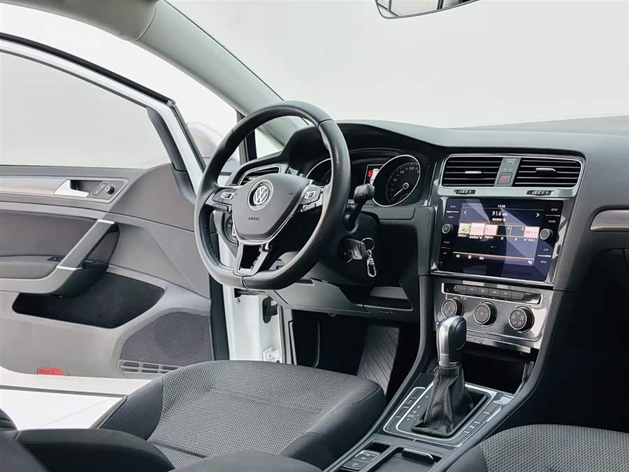 Volkswagen Golf (Imported) 2020 car image #17
