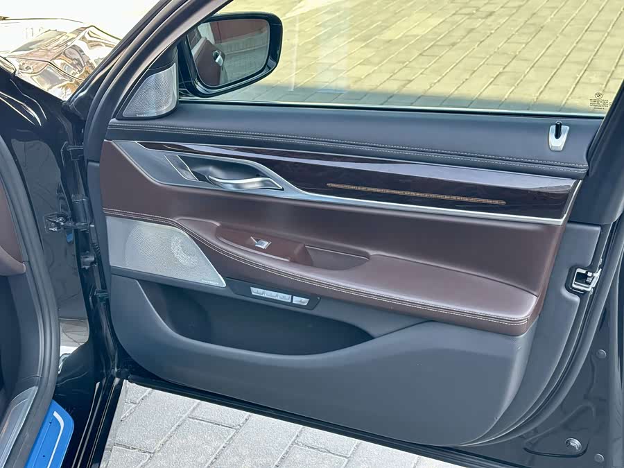 BMW 7 Series 2016 car image #17