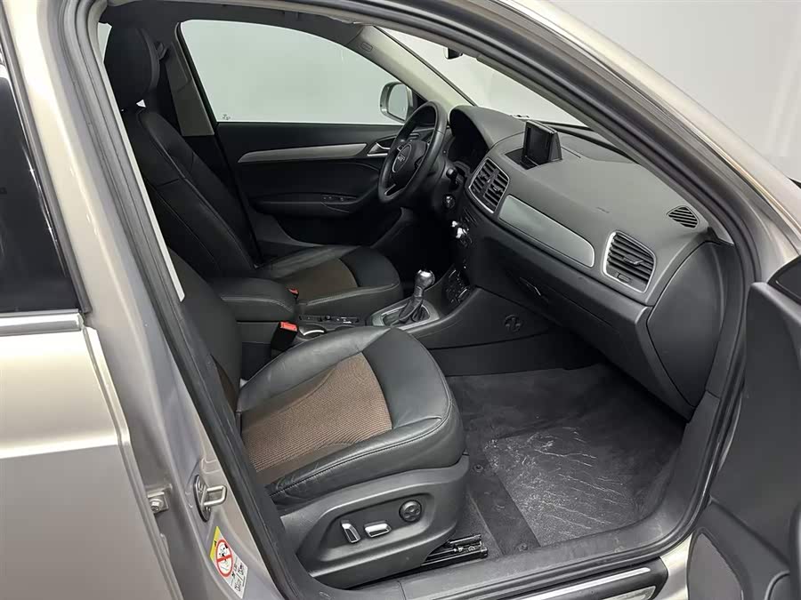 Audi Q3 2019 car image #17