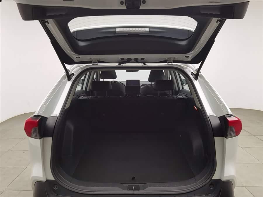 Toyota RAV4 2022 car image #17