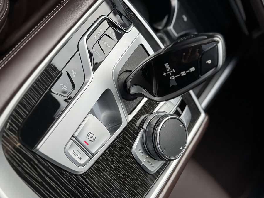 BMW 7 Series 2019 car image #17