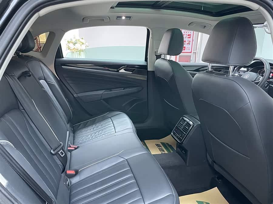 Volkswagen Passat 2023 car image #17