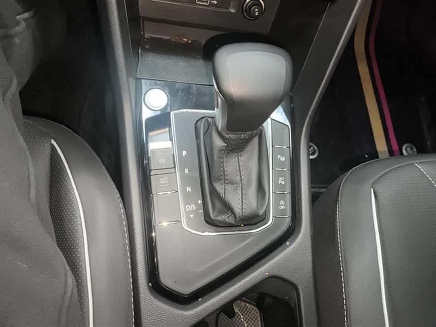 Volkswagen Tiguan L 2022 car image #17