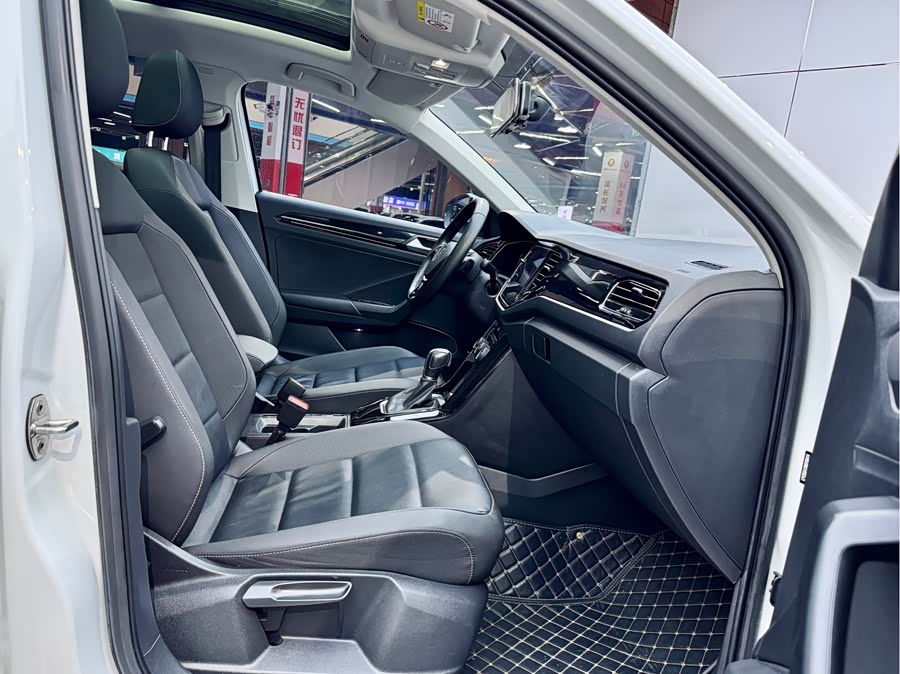 Volkswagen T-Roc 2021 car image #17