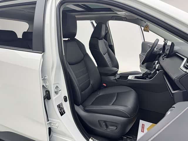 Toyota RAV4 2024 car image #17