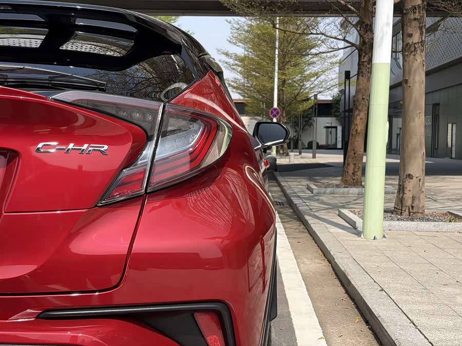 Toyota C-HR 2018 car image #17