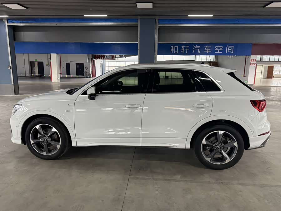 Audi Q3 2023 car image #17