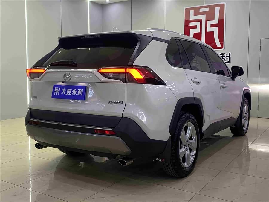 Toyota RAV4 2020 car image #17