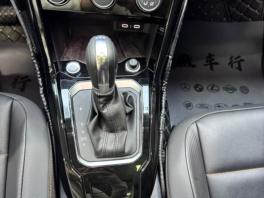 Volkswagen T-Roc 2021 car image #17