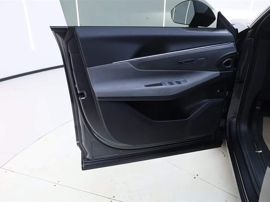 Lynk & Co 08 EM-P 2025 car image #17