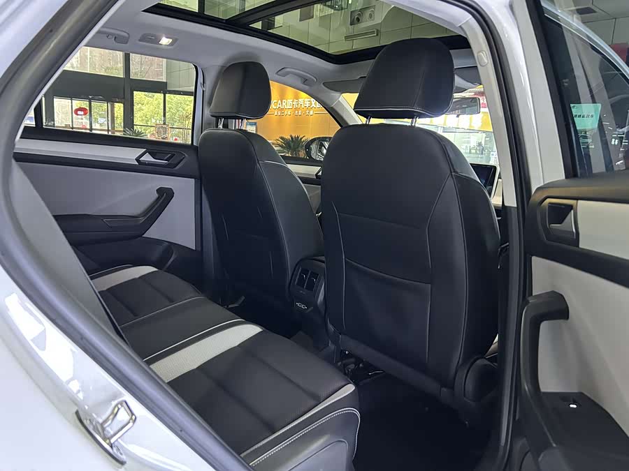 Volkswagen T-Roc 2025 car image #17