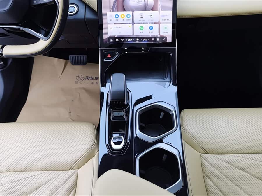 GEELY Boyue L 2022 car image #17