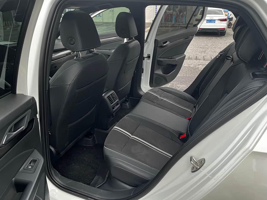 Volkswagen Golf 2024 car image #17