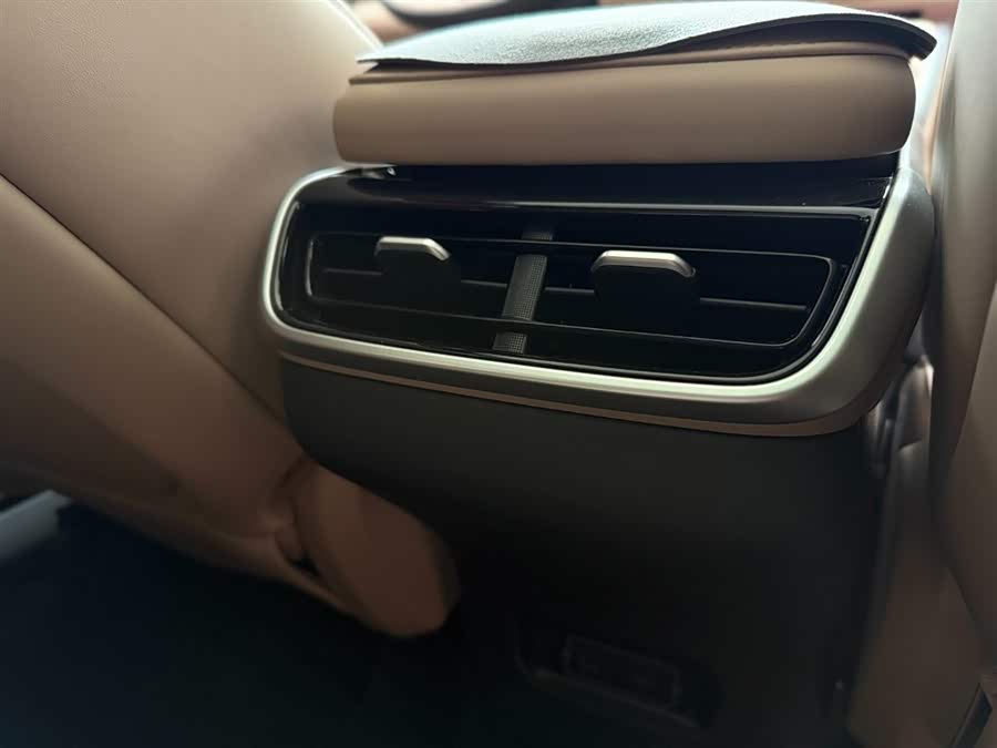 Xpeng G9 2025 صورة سيارة #17