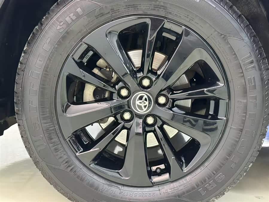 Toyota RAV4 2019 car image #17