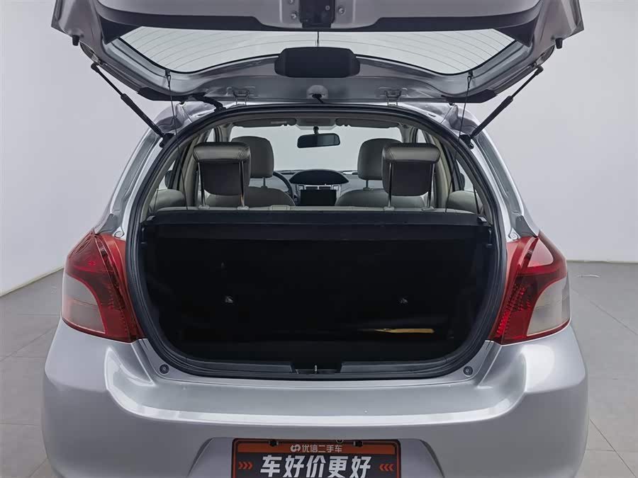 Toyota Yaris 2013 car image #17