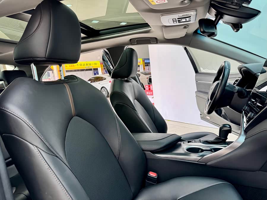 Toyota Camry 2023 car image #17