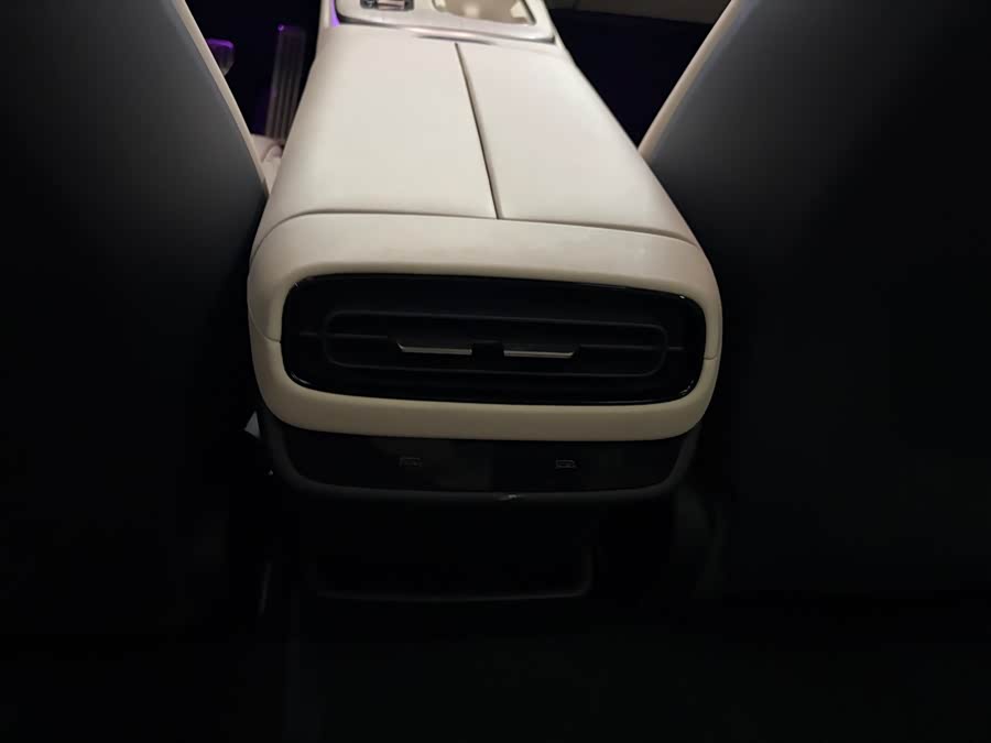 MI SU7 2025 immagine di auto #17