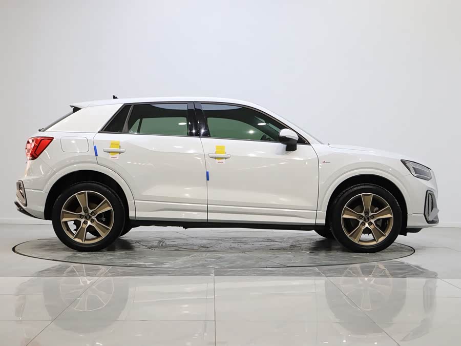 Audi Q2L 2022 car image #17