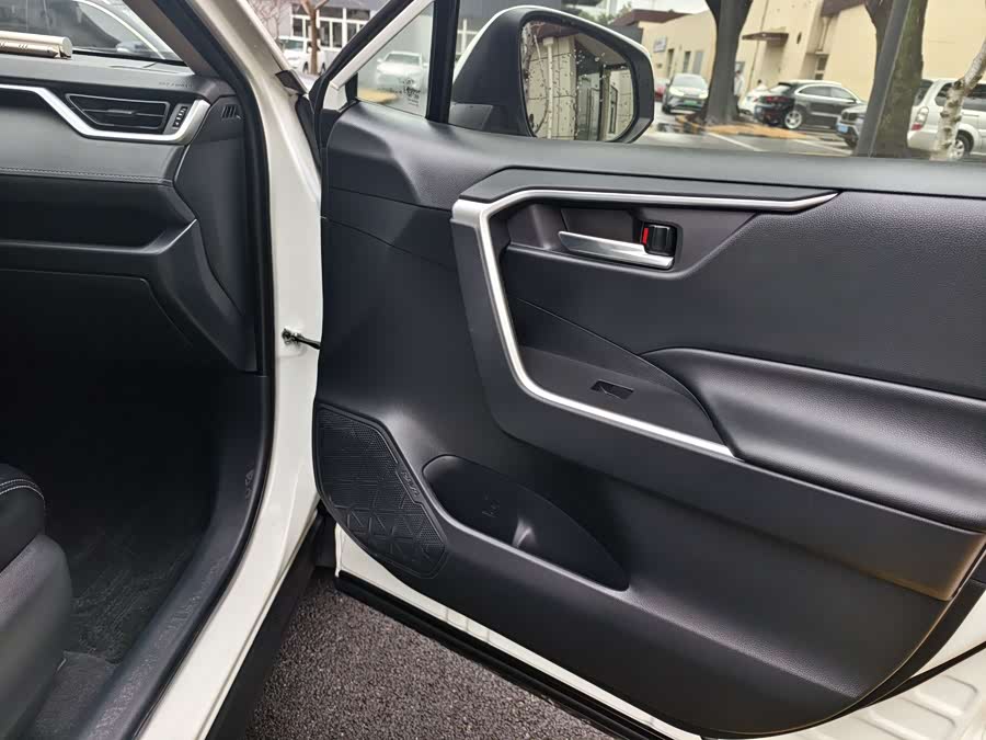 Toyota RAV4 2020 car image #17