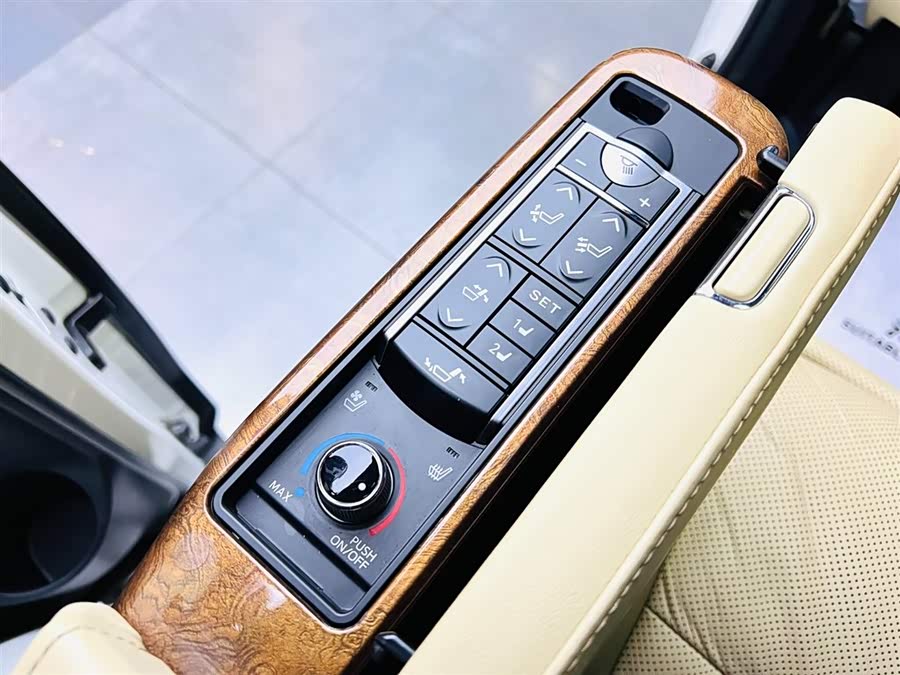 Toyota Alphard 2017 car image #17