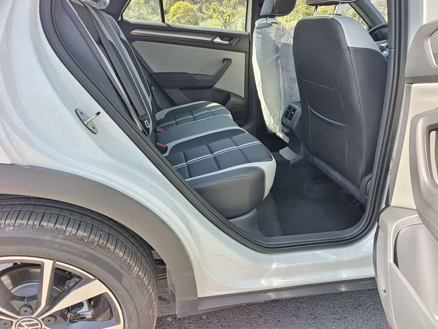 Volkswagen T-Roc 2026 car image #17