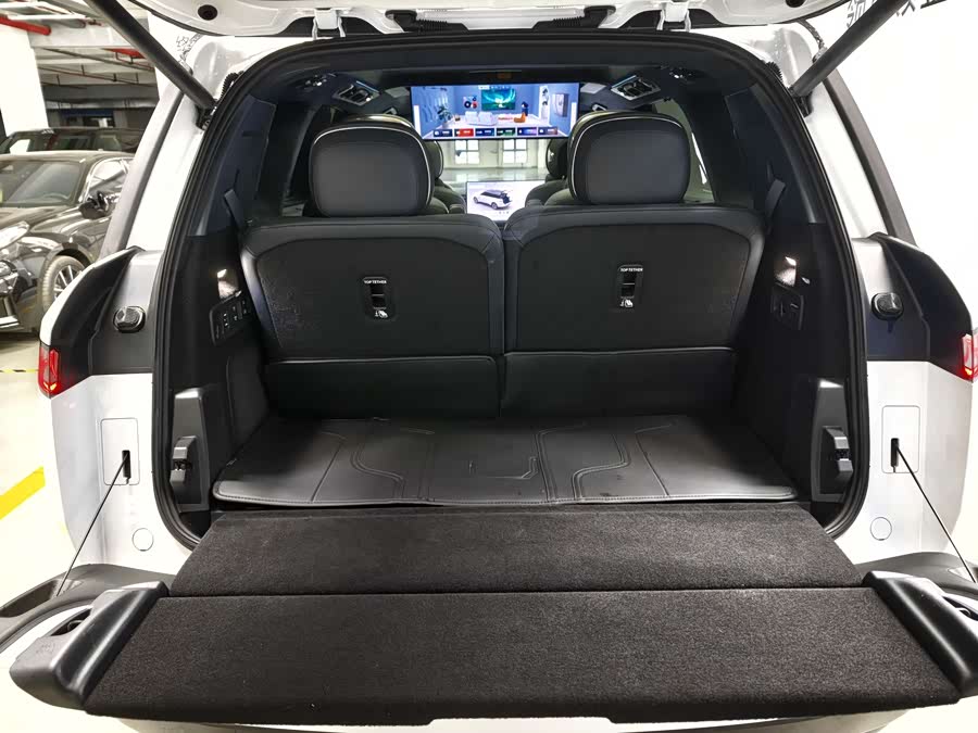 Lynk & Co 900 2025 car image #17