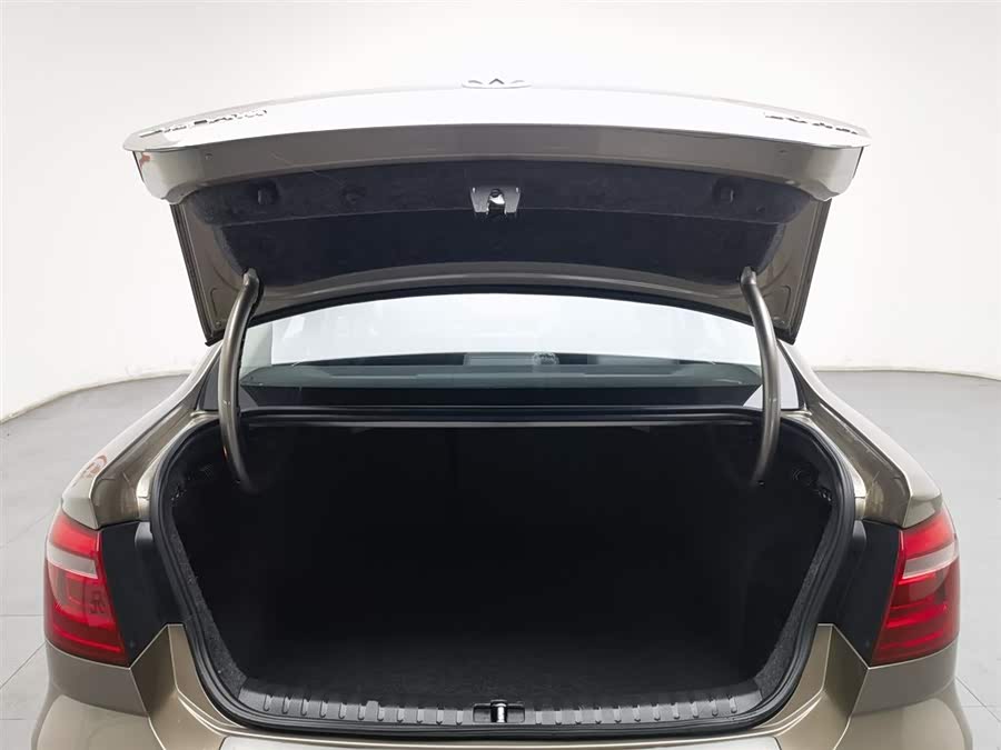 Volkswagen Bora 2013 car image #17
