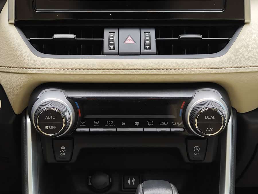 Toyota RAV4 2020 car image #17