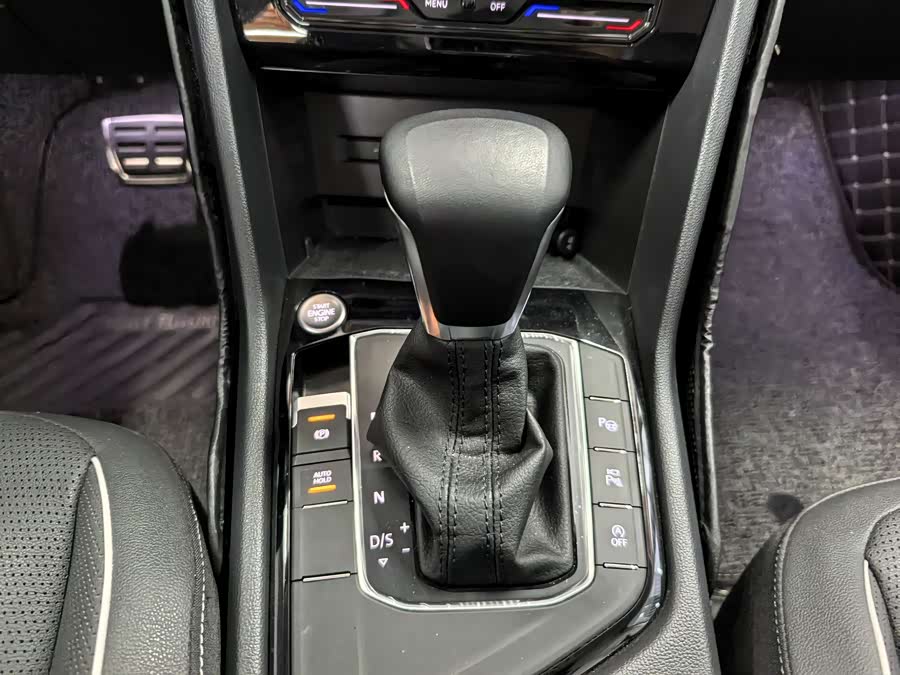 Volkswagen Tiguan L 2022 immagine di auto #17