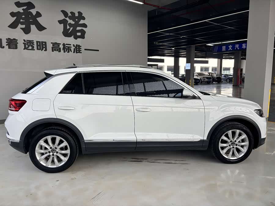 Volkswagen T-Roc 2021 car image #17
