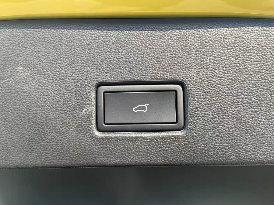 Volkswagen T-Roc 2023 car image #17