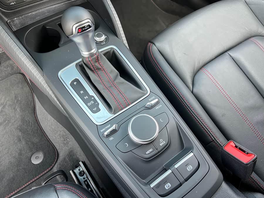 Audi Q2L 2023 صورة سيارة #17