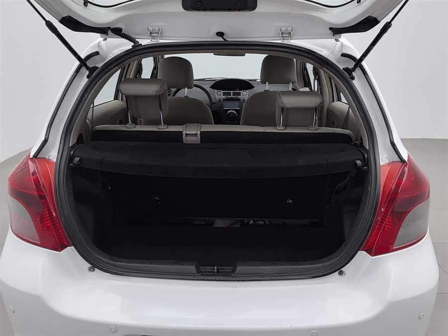 Toyota Yaris 2011 car image #17