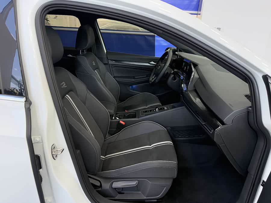 Volkswagen Golf 2022 car image #17