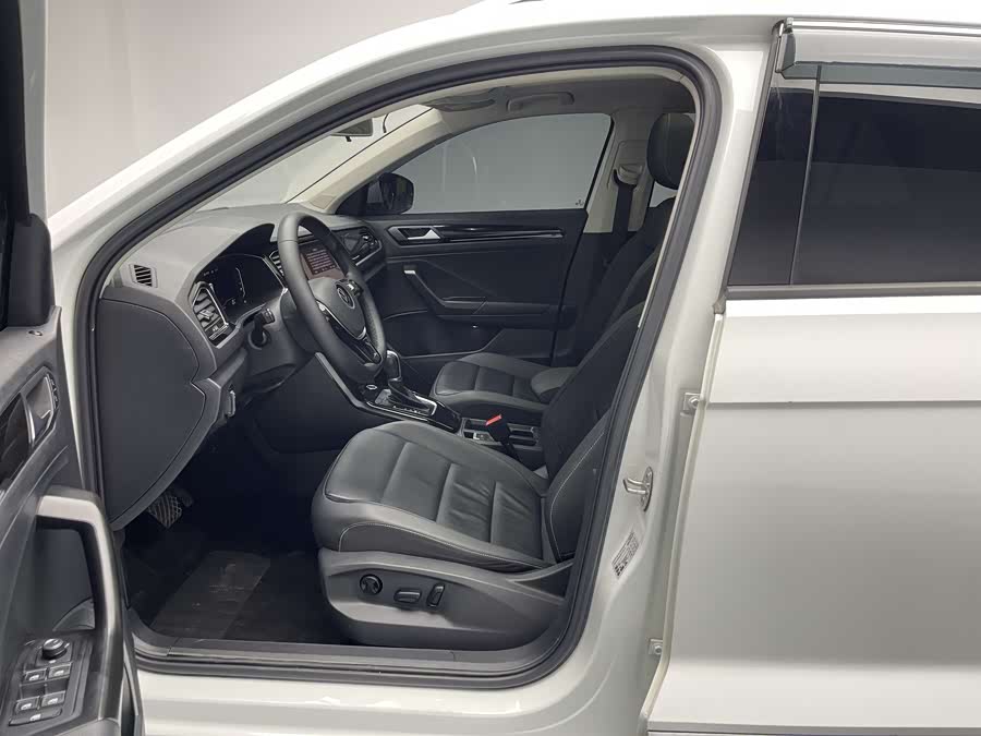 Volkswagen T-Roc 2022 car image #17