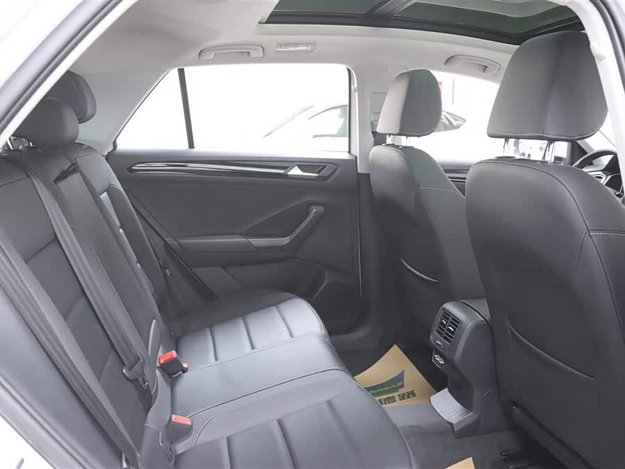 Volkswagen T-Roc 2020 car image #17