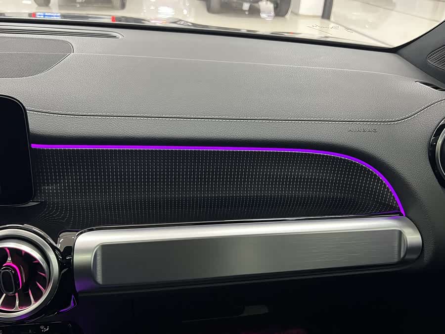 Mercedes-Benz GLB Class 2021 car image #17