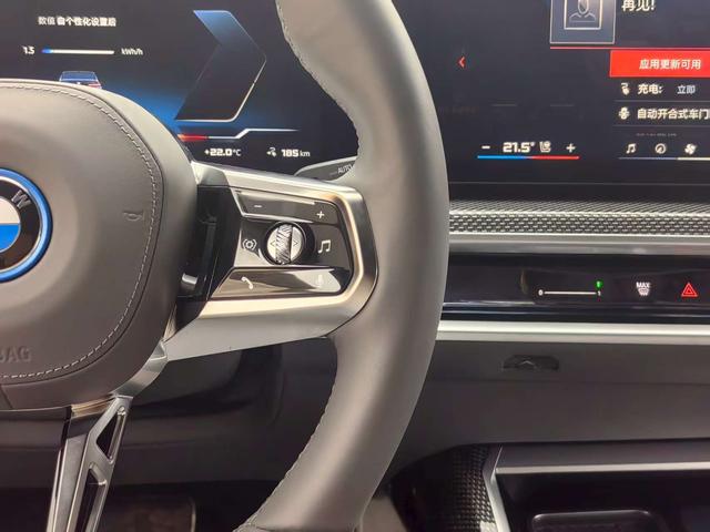 BMW i7 M70L 2024 car image #17