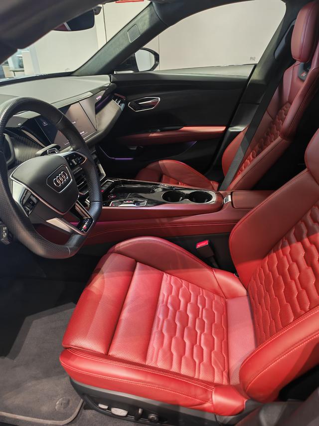 Audi RS e-tron GT 2025 #17 Audi RS e-tron GT 2025 car image #17