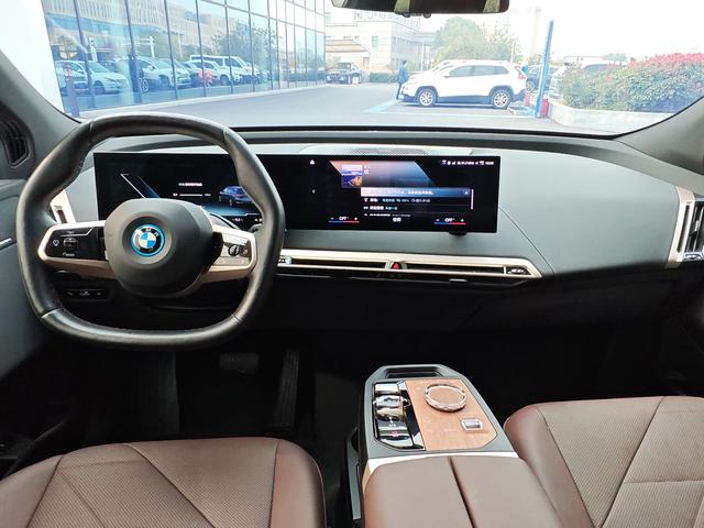 BMW iX 2023 immagine di auto #17