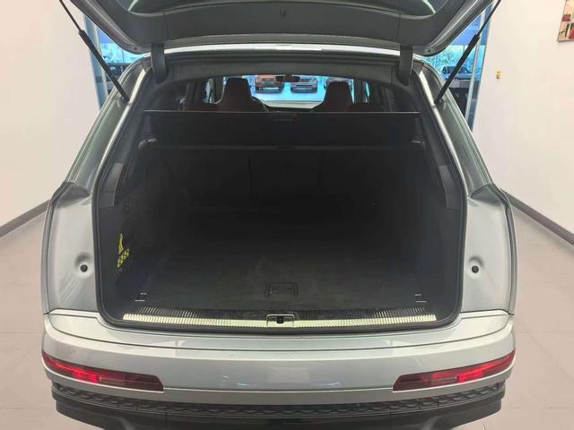 Audi SQ7 2024 car image #17