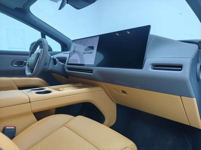 Li i8 2025 image de voiture #17