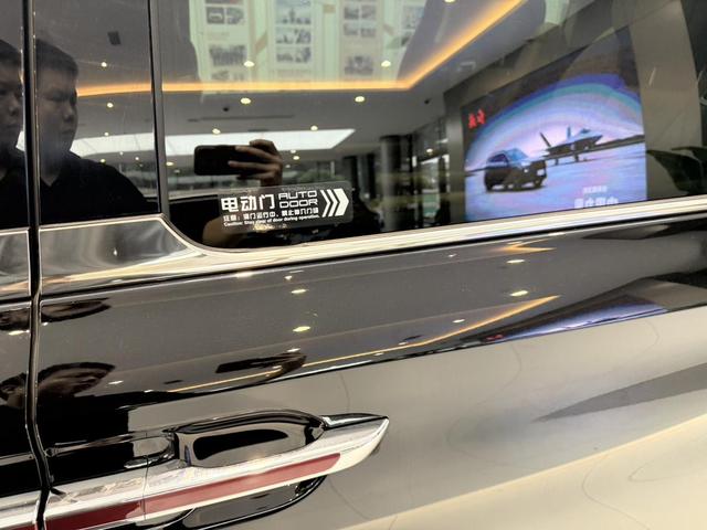 HongQi HQ9 PHEV 2025 #17 HongQi HQ9 PHEV 2025 car image #17