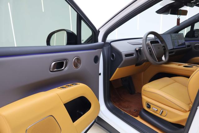 Li i8 2025 image de voiture #17