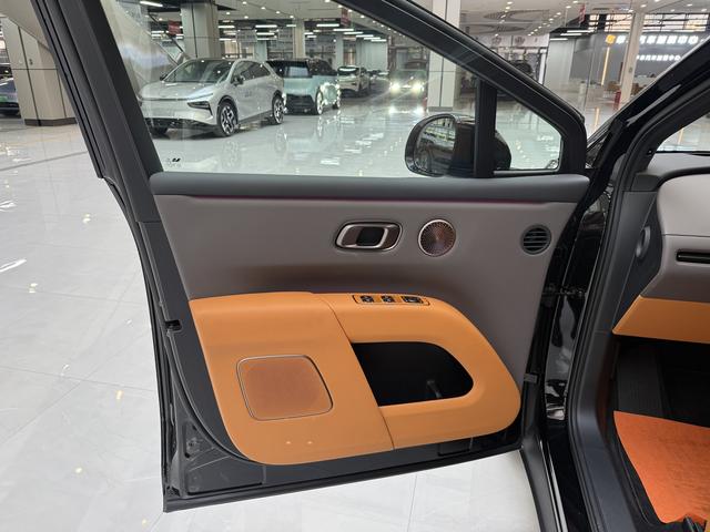 Li i8 2025 image de voiture #17