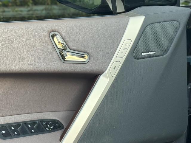 BMW iX 2024 car image #17