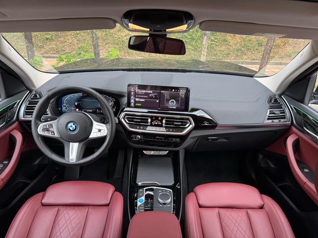 BMW iX3 2024 صورة سيارة #17